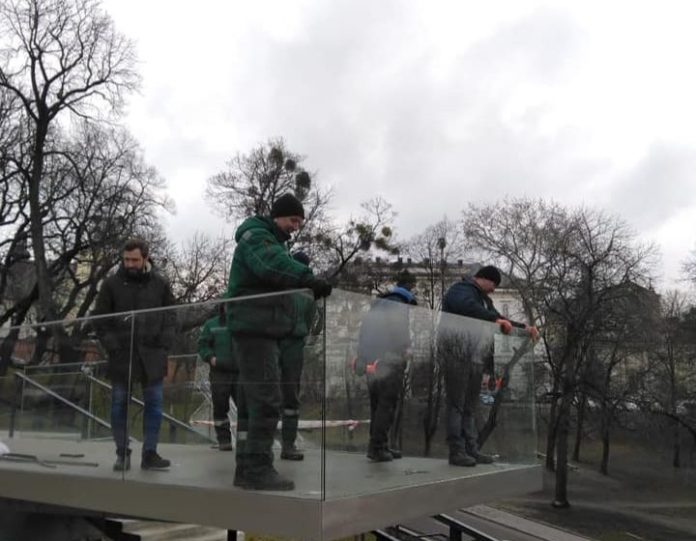 У Львові замінили скло на меморіалі Героїв Небесної Сотні, яке розбив киянин місяць тому У Львові замінили скло на меморіалі Героїв Небесної Сотні, яке розбив киянин місяць тому