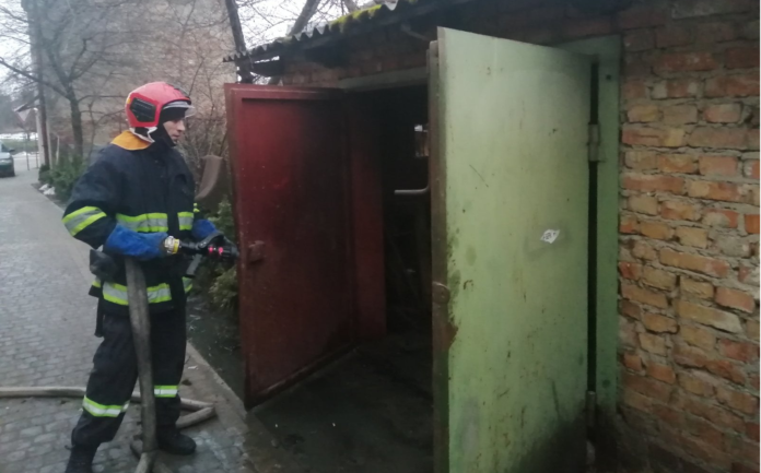 На Львівщині вогнеборці ліквідували пожежу в цегляному гаражі На Львівщині вогнеборці ліквідували пожежу в цегляному гаражі