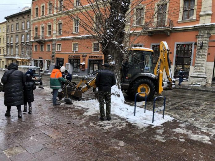 У Львові рахують збитки від снігопадів У Львові рахують збитки від снігопадів