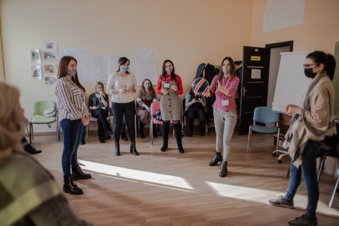 Поводження з чотирилапими: як вчителів навчають спілкуватися з тваринами, щоби викладати це у школах Поводження з чотирилапими: як вчителів навчають спілкуватися з тваринами, щоби викладати це у школах