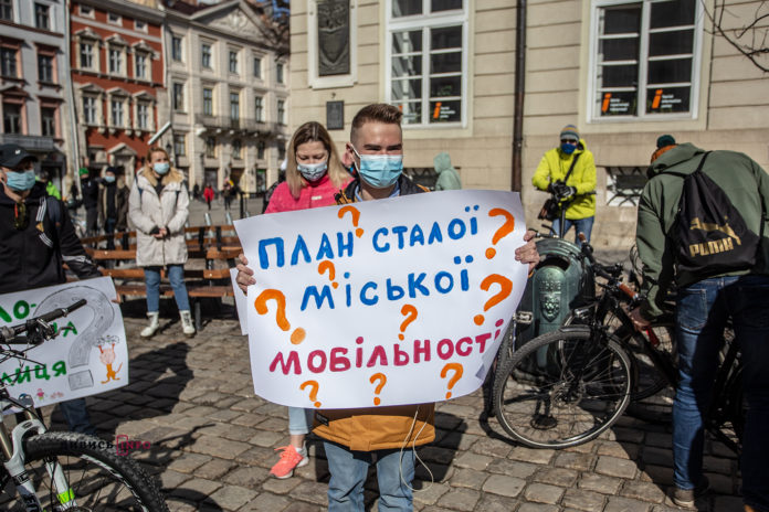 Чому велосипедисти Львова сьогодні пікетують міську раду (фото) Чому велосипедисти Львова сьогодні пікетують міську раду (фото)