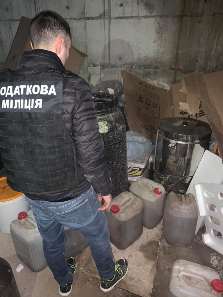 На Львівщині ліквідували виробництво фальсифікованого алкоголю на 2,5 мільйони - 3