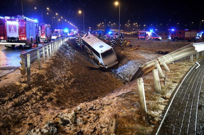 У Польщі автобус з українцями потрапив в аварію, є загиблий У Польщі автобус з українцями потрапив в аварію, є загиблий