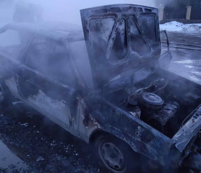 На трасі Львів-Самбір вщент згорів автомобіль На трасі Львів-Самбір вщент згорів автомобіль
