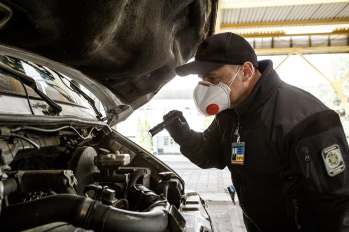 Львівські прикордонники виявили два автомобілі з підробленими документами Львівські прикордонники виявили два автомобілі з підробленими документами