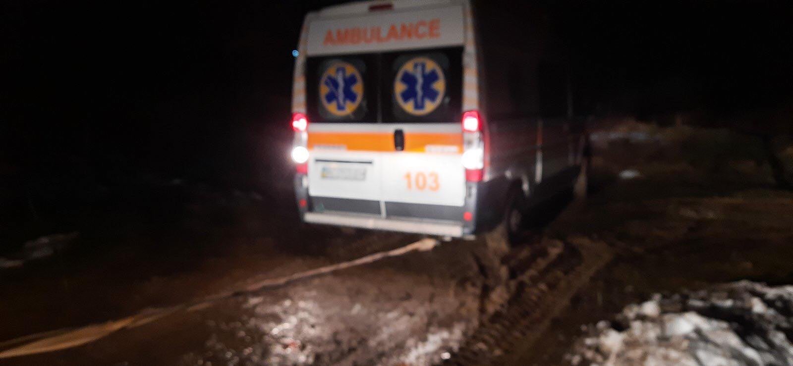 На Львівщині застрягла карета швидкої допомоги