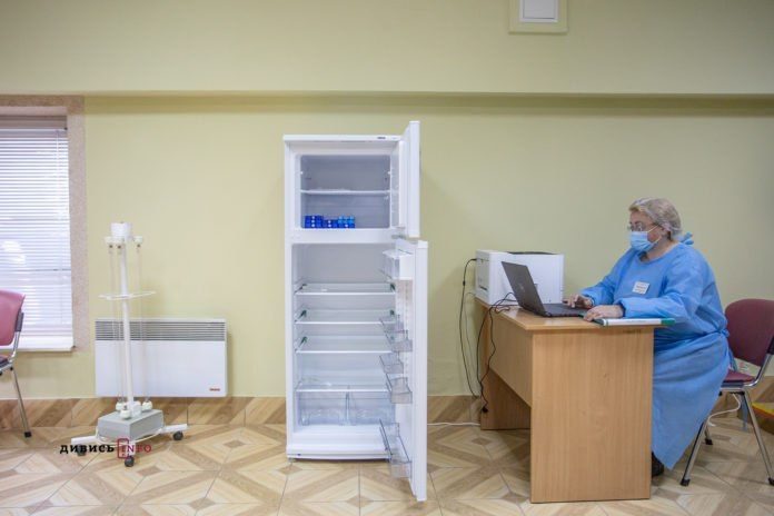 Другою дозою вакцини проти коронавірусу наразі щепилась лише одна людина в Україні Другою дозою вакцини проти коронавірусу наразі щепилась лише одна людина в Україні
