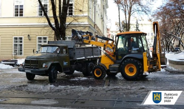 Зранку у Львові працювало 22 одиниці снігоочисної техніки Зранку у Львові працювало 22 одиниці снігоочисної техніки