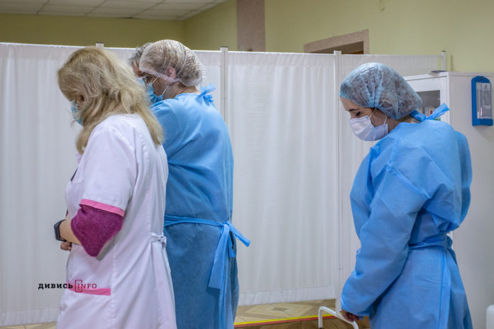 На Львівщині вакцинували дві сотні медичних працівників На Львівщині вакцинували дві сотні медичних працівників