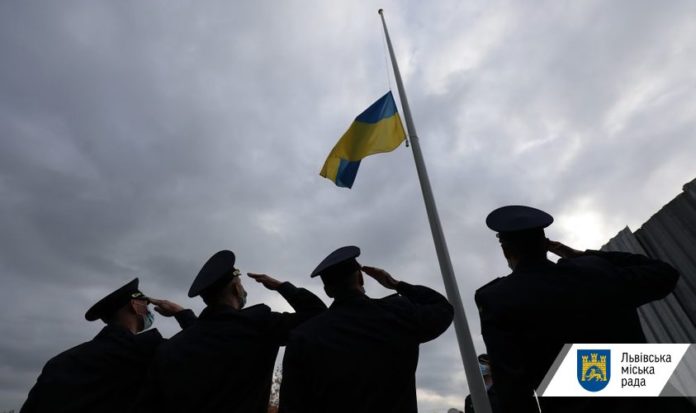 Сьогодні у Львові над Меморіалом пам’яті Героїв Небесної Сотні підняли синьо-жовтий стяг Сьогодні у Львові над Меморіалом пам’яті Героїв Небесної Сотні підняли синьо-жовтий стяг