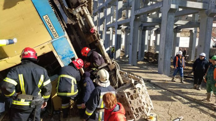 У Львові рятувальники вивільнили чоловіка, якого затиснув кран У Львові рятувальники вивільнили чоловіка, якого затиснув кран