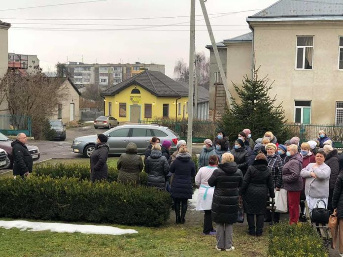 У Жовкві працівники лікарні влаштували страйк (фото) У Жовкві працівники лікарні влаштували страйк (фото)