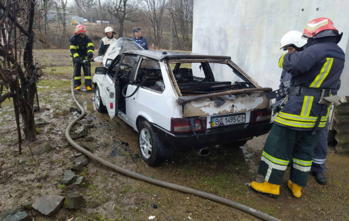 На Стрийщині вогонь вщент знищив легковий автомобіль На Стрийщині вогонь вщент знищив легковий автомобіль