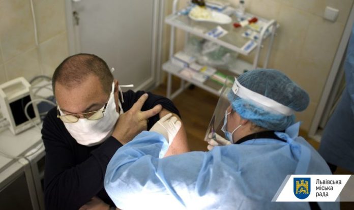 Скільки медиків Львова отримали першу дозу вакцини від Covid-19 Скільки медиків Львова отримали першу дозу вакцини від Covid-19