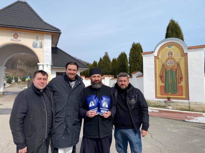 Боксер Усик приїхав до Унівської Лаври Боксер Усик приїхав до Унівської Лаври