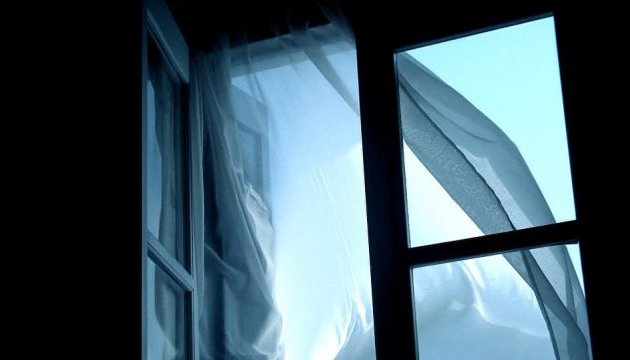 З вікна львівської багатоповерхівки випав 36-річний чоловік