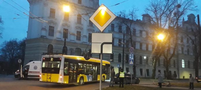 У Львові водій наїхав на 14-річного велосипедиста У Львові водій наїхав на 14-річного велосипедиста