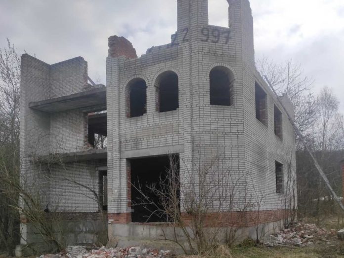 На Львівщині, ймовірно, загинув робітник під завалами стіни На Львівщині, ймовірно, загинув робітник під завалами стіни