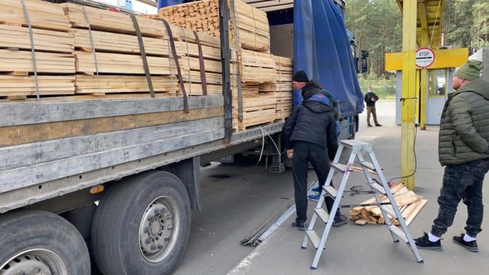На кордоні з Польщею прикордонники виявили приховані контрабандні сигерети На кордоні з Польщею прикордонники виявили приховані контрабандні сигерети