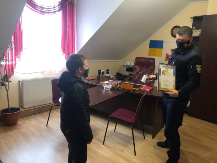 Рятувальники подякували маленькому хлопчику, який допомагав гасити пожежу Рятувальники подякували маленькому хлопчику, який допомагав гасити пожежу