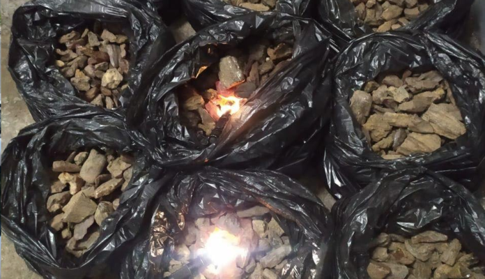 На кордоні з Польщею прикордонники виявили 66 кг “сонячного” каміння На кордоні з Польщею прикордонники виявили 66 кг “сонячного” каміння