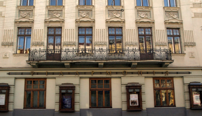 Львівську філармонію прикрасять живими квітами Львівську філармонію прикрасять живими квітами