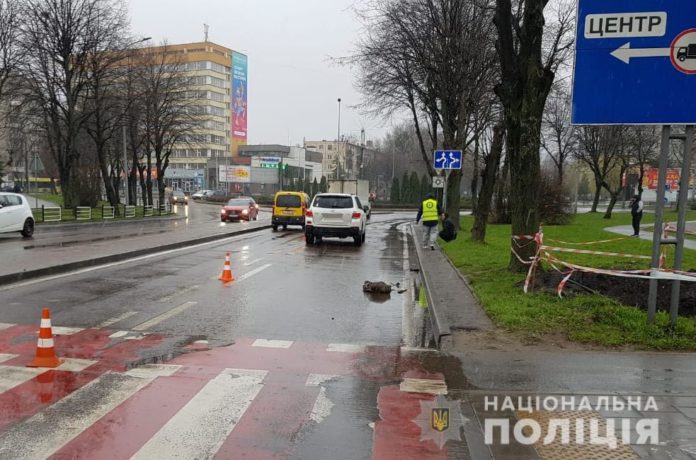 На пішохідному переході у Львові 38-річний водій збив чоловіка На пішохідному переході у Львові 38-річний водій збив чоловіка