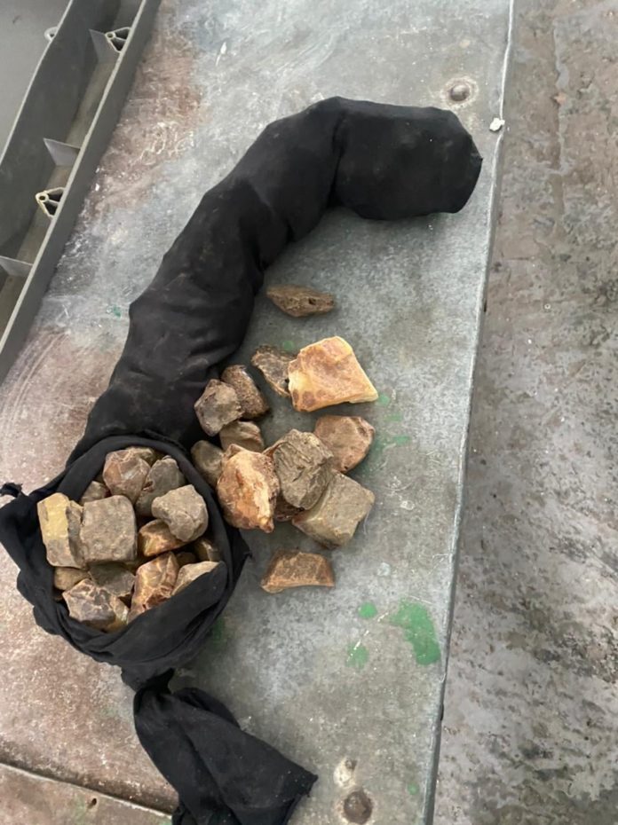 Галицькі митники вилучили понад три кілограми бурштину Галицькі митники вилучили понад три кілограми бурштину