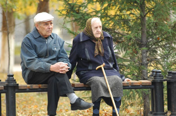 літні люди