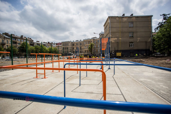 Львівська мерія планує відновити майданчики, басейни і стадіон біля шкіл Львівська мерія планує відновити майданчики, басейни і стадіон біля шкіл