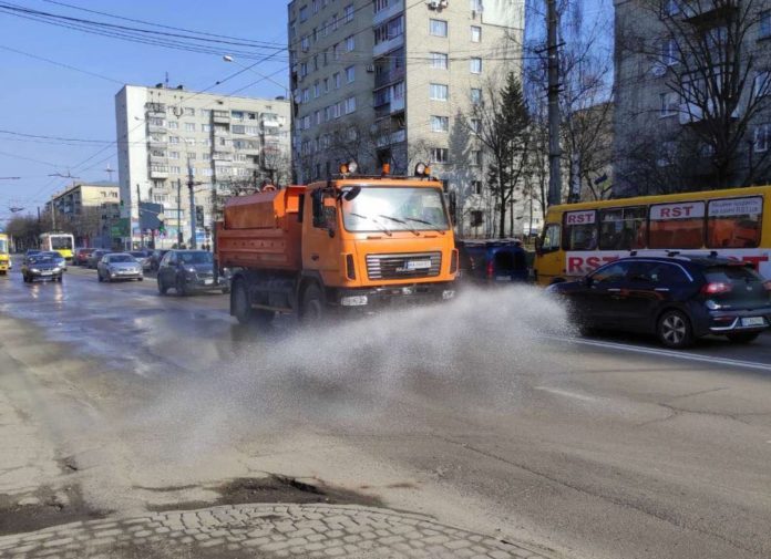 У Львівській мерії кажуть, що на вулицях міста працюють порохотяги та поливальні машини У Львівській мерії кажуть, що на вулицях міста працюють порохотяги та поливальні машини