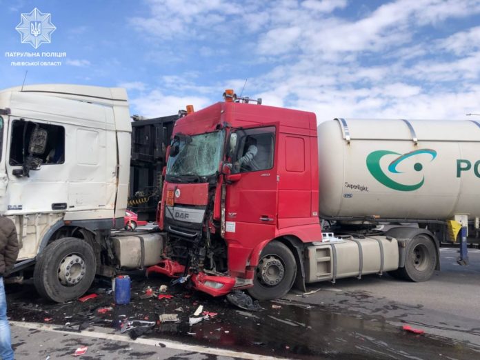 На трасі Київ-Чоп сталася потрійна аварія, є постраждалі На трасі Київ-Чоп сталася потрійна аварія, є постраждалі