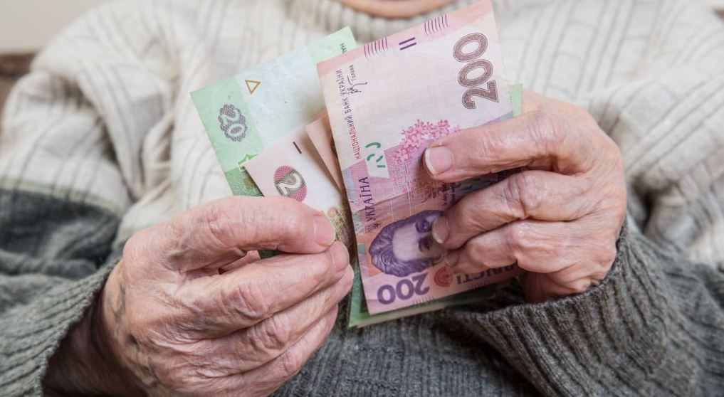 Пенсіонерам хочуть доплачувати по триста гривень, але не всім