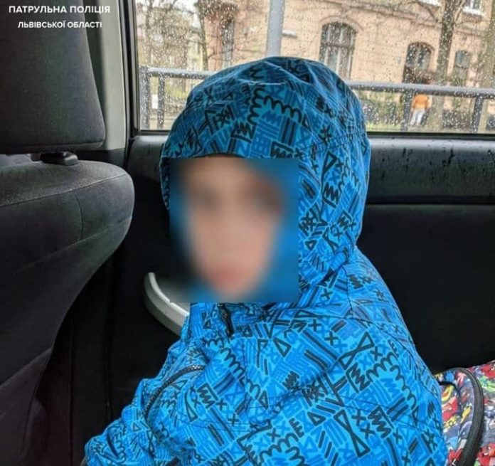 У Львові розшукали першокласника, який забулукав дорогою додому У Львові розшукали першокласника, який забулукав дорогою додому