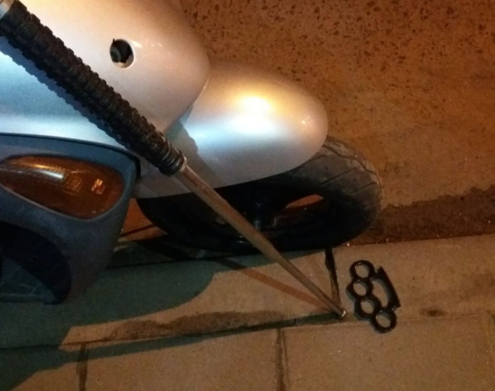 У Львові патрульні затримали скутериста з холодною зброєю У Львові патрульні затримали скутериста з холодною зброєю
