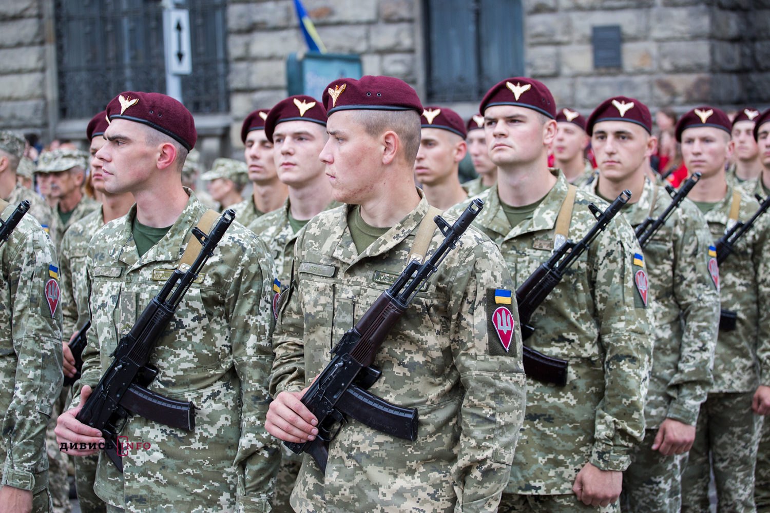 На Львівщині майже 300 призовників вирушили до війська