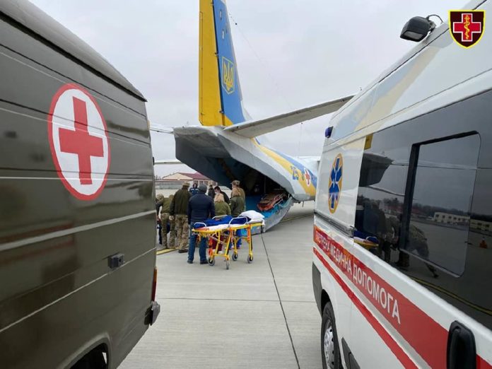До Львова з Харкова привезли поранених військових До Львова з Харкова привезли поранених військових