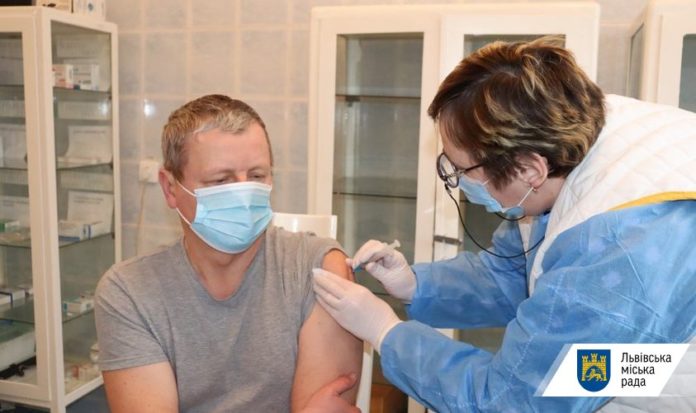 Львівський бронетанковий завод першим серед підприємств Укроборонпрому розпочав вакцинацію 