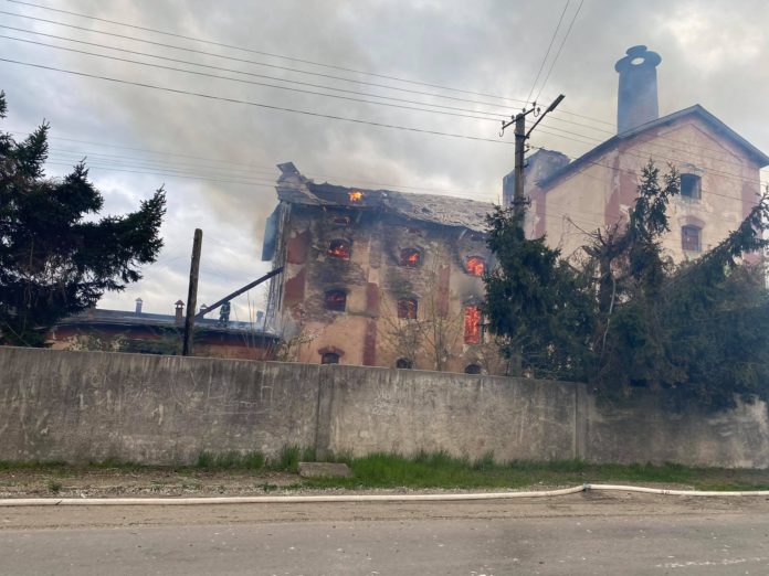 У Радехові горіла трьохповерхова недіюча будівля (фото) У Радехові горіла трьохповерхова недіюча будівля (фото)