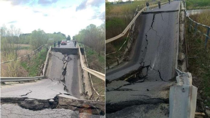 Після обвалу мосту водії стоять у кілометрових заторах Після обвалу мосту водії стоять у кілометрових заторах