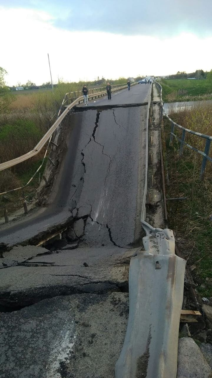 У Кам'янка-Бузькому районі на автодорозі Львів-Радехів обвалився міст - 2