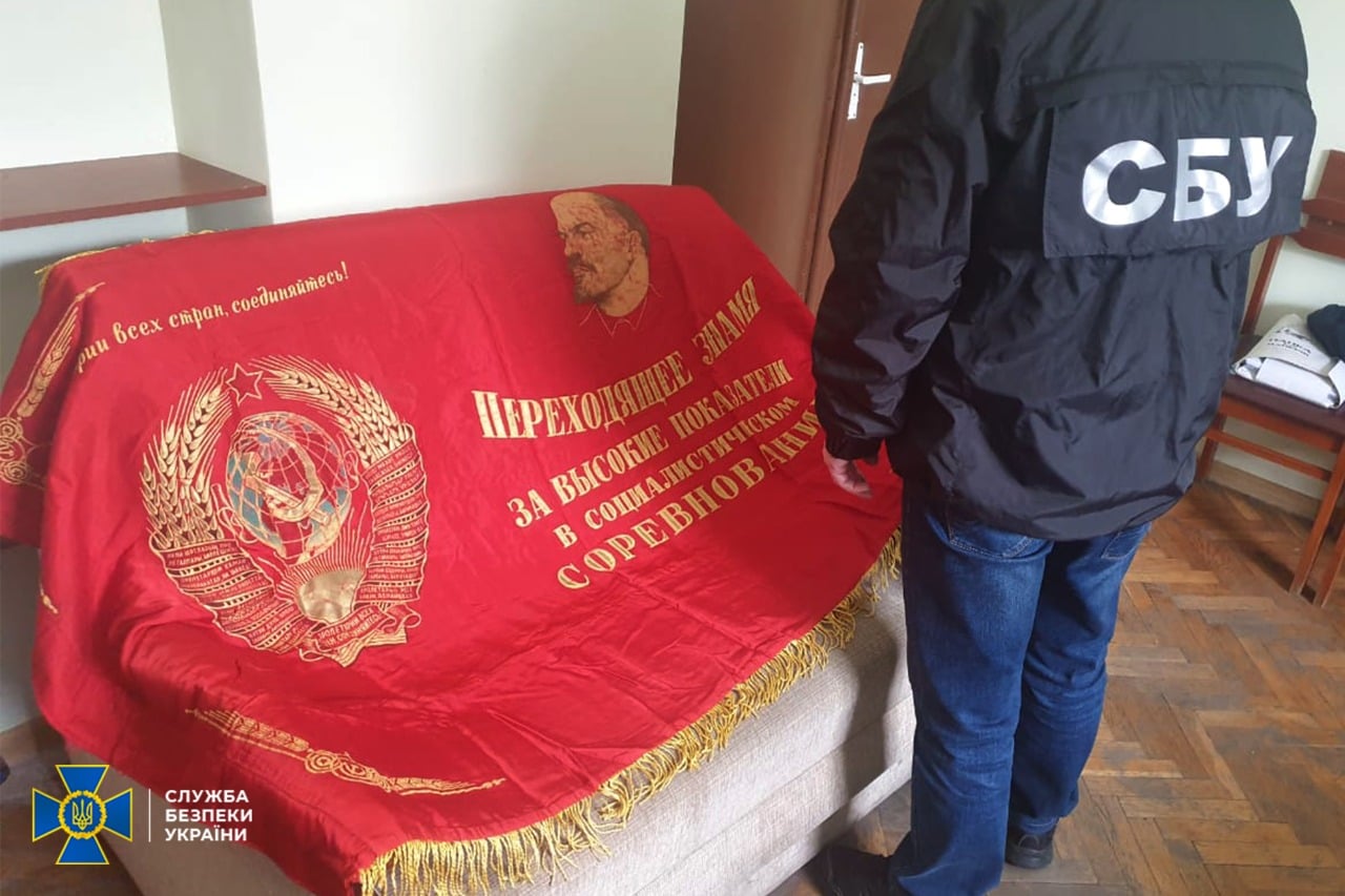 СБУ викрила чоловіка, який поширював комуністичну символіку на Львівщині