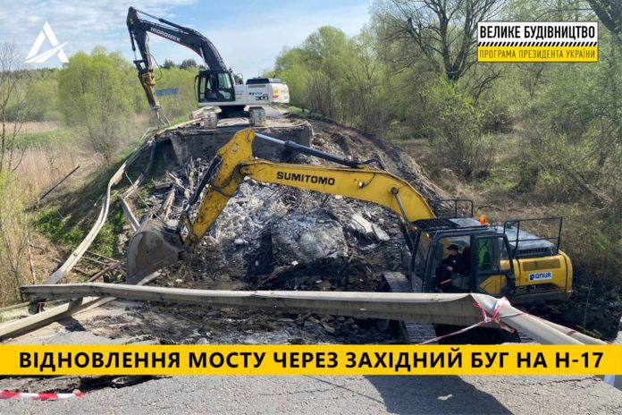 Міст, що впав на Львівщині, розібрали та готуються до будівництва нового Міст, що впав на Львівщині, розібрали та готуються до будівництва нового