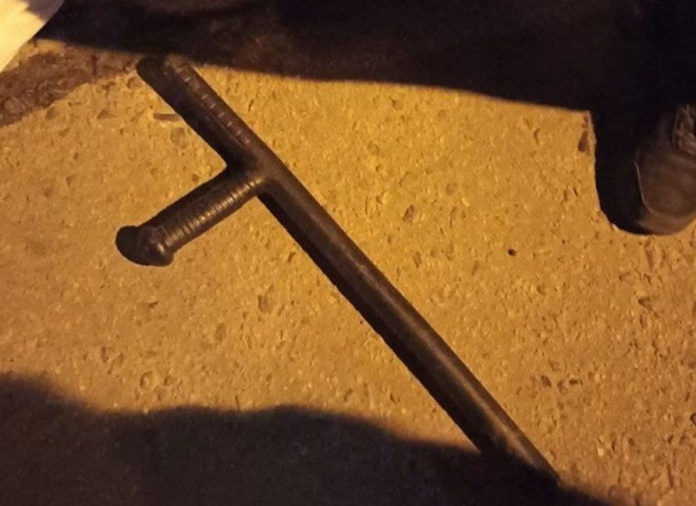 У Львові двоє чоловіків зі зброєю Тонфу жорстоко побили перехожого У Львові двоє чоловіків зі зброєю Тонфу жорстоко побили перехожого