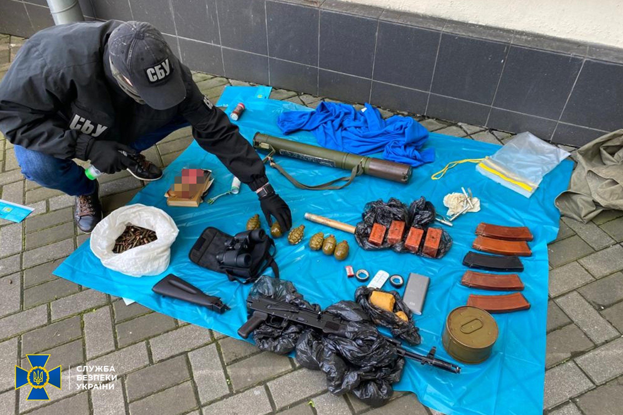 У центрі Києва СБУ виявила схрон зі зброєю та вибухівкою