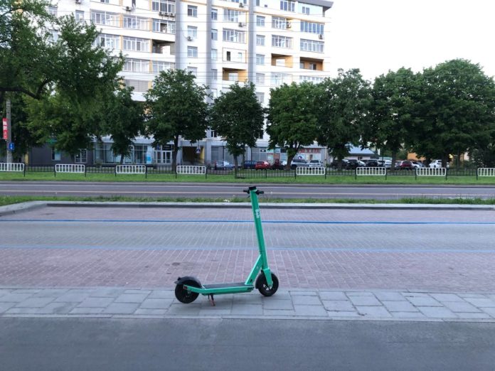 «З’їдьте з тротуару», або Коли у Львові врегулюють питання з електросамокатами «З’їдьте з тротуару», або Коли у Львові врегулюють питання з електросамокатами