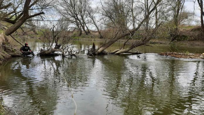 На Львівщині водолази четверту добу шукають у Дністрі тіло жінки На Львівщині водолази четверту добу шукають у Дністрі тіло жінки