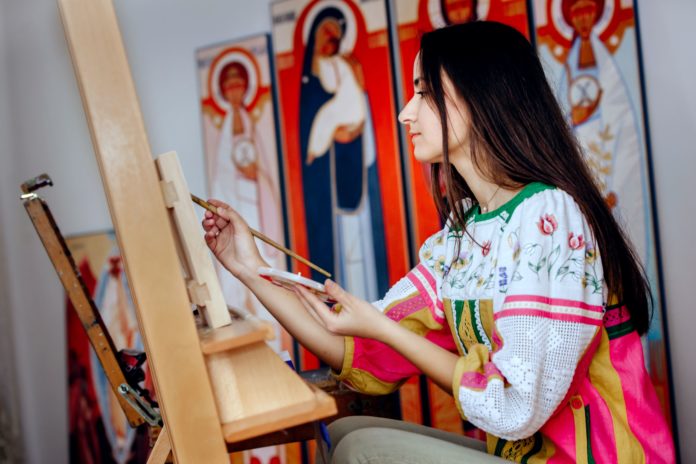 Жінки можуть відкрити нові сфери в іконописі, – художниця Юлія Багринівська (фото) Жінки можуть відкрити нові сфери в іконописі, – художниця Юлія Багринівська (фото)