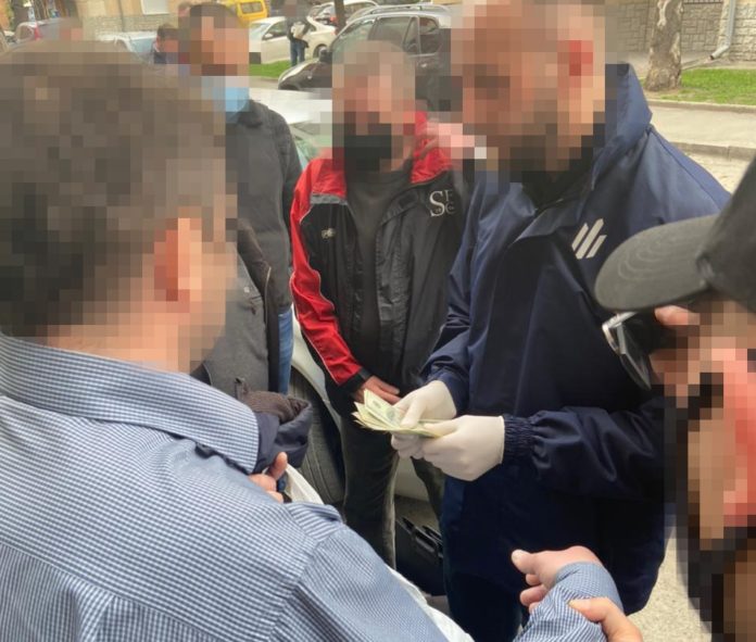 Співробітники львівського ДБР затримали чиновника на хабарі