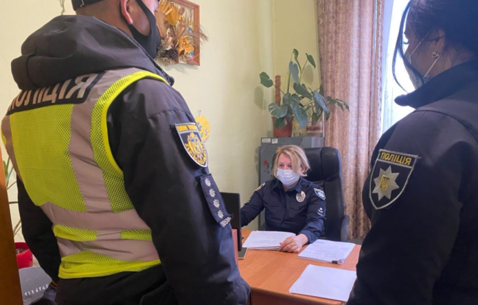 У Яворові слідчі повідомили про підозру зловмисниці, яка напала на поліцейського У Яворові слідчі повідомили про підозру зловмисниці, яка напала на поліцейського